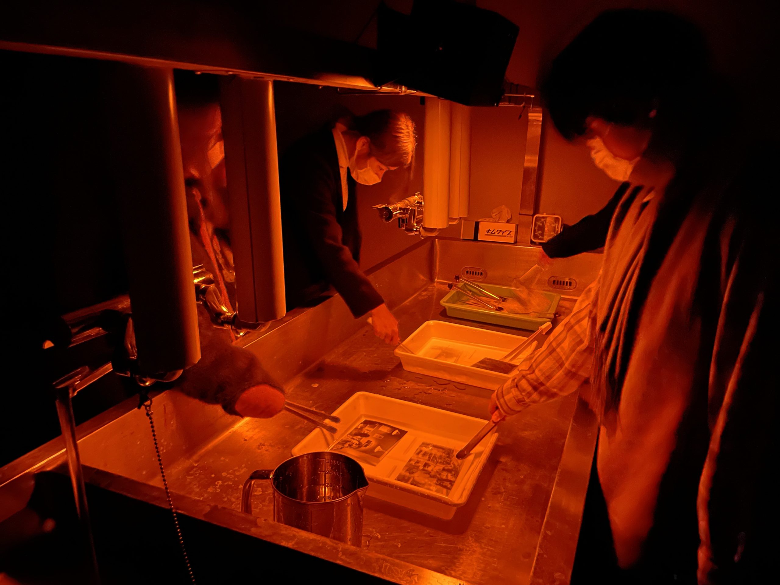 写真暗室: ネガフィルムから印画紙に写真をプリントする方法 – YMDE